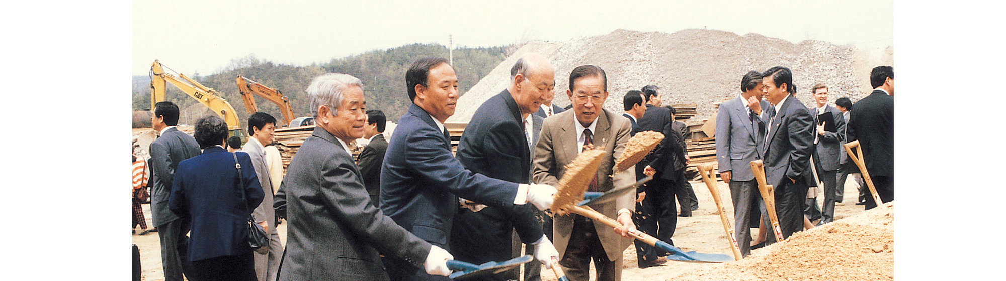 1993.3.8.천안외국어전문대학 기공식에서 첫 삽