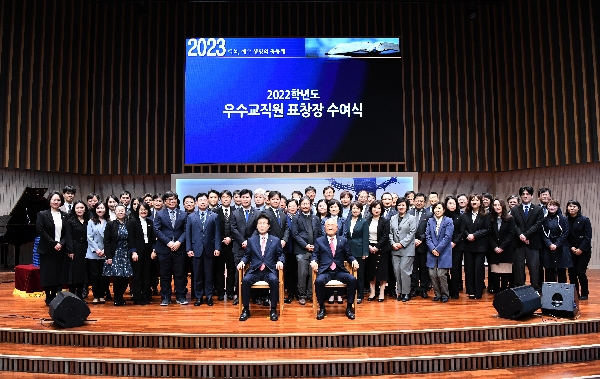 백석대, 2022학년도 우수교직원 공로패 수여식 개최 대표이미지