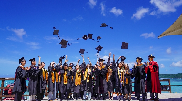 백석대학교,‘태평양 건넌 제자 사랑’…美 괌 현지서 찾아가는 졸업식 개최 대표이미지