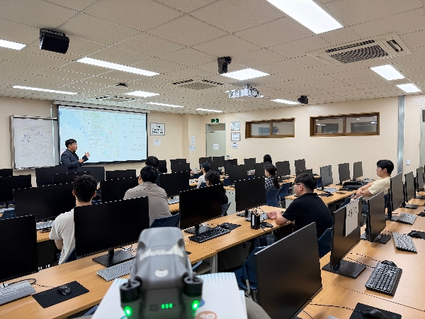 하늘을 나는 기술, 청년의 미래가 되다… 드론 전문가 키우는 백석대 대표이미지